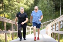 Fysioterapeutti kävelemässä portaita seniorivalmennuksessa